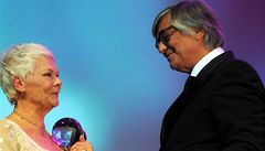 Dr�itelka Oscara Judi Denchová obdr�ela 1. �ervence p�i slavnostním zahájení 46. ro�níku Mezinárodního filmového festivalu ve Velkém sálu hotelu Thermal z rukou prezidenta festivalu Ji�ího Barto�ky K�i��álový globus