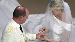 Nevsta Charlene Wittstocková navléká monackému kníeti Albertu II. snubní prsten
