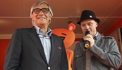 �editel karlovarského filmového festivalu Ji�í Barto�ka s hercem a zp�vákem Janem Buda�em na charitativní akci p�ed hotelem Thermal. 