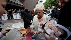Hereka Judi Denchová se nebála vrhnout mezi fanouky na karlovarském filmovém festivalu a rozdávat autogramy.