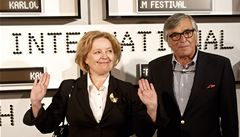 Magda Vá�áryová a Ji�í Barto�ka na filmovém festivalu v Karlových Varech.