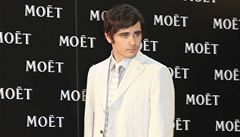 Herec Vojta Kotek pedvádí na filmovém festivalu v Karlových Varech model od Johna Malkoviche.