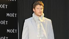 Herec David vehlík pedvádí na filmovém festivalu v Karlových Varech model od Johna Malkoviche.