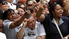 Americké pokojské provolávají hanbu Straussi-Kahnovi (6. �ervna 2011)