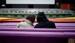 Návštěvníci MFF Karlovy Vary si v letním kině užívají volna před cestou na další filmovou projekci. | na serveru Lidovky.cz | aktuální zprávy