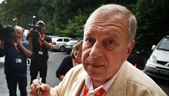 Polský herec, dramatik a reisér Jerzy Stuhr rozdává autogramy za hotelem Thermal. 