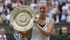 Petra Kvitová s trofejí pro vítzku Wimbledonu