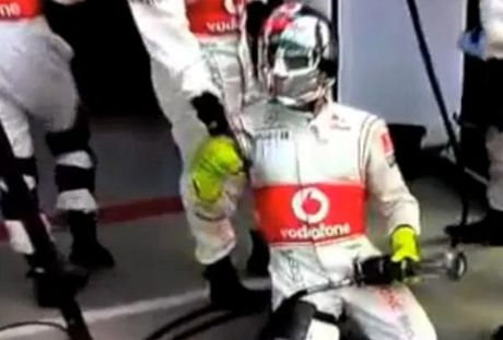 Smutný mechanik Jensona Buttona.