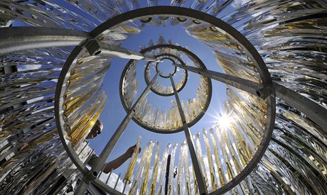 Nádvoří v Harrachově zdobí nová čtyřmetrová skleněná fontána
