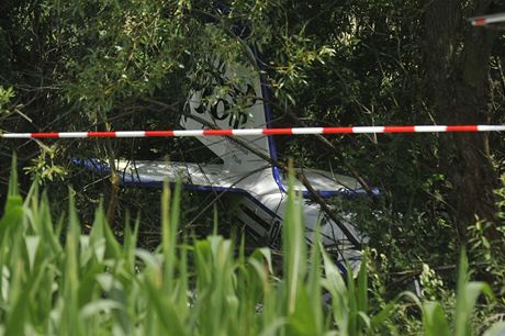 Pi pádu malého sportovního letadla na Rokycansku zahynuli 19. ervence dopoledne dva lidé.