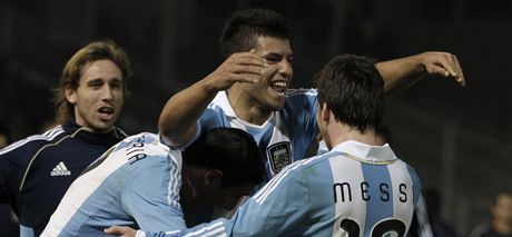 Fotbalisté Argentiny slaví vítzství 3:0 nad Kostarikou a tedy i postup do tvrtfinále mistrovství Jiní Ameriky