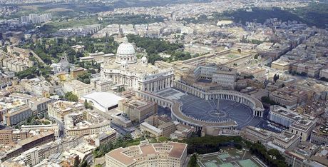 Letecký zábr na svatopetrské námstí ve Vatikánu