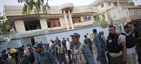Policisté ped domem Karzáího poradce, kterého zastelili atentátníci