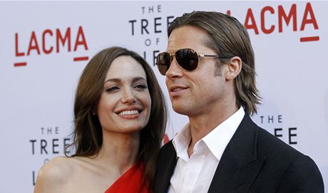 Po esti letech se Angelina Jolieová a Brad Pitt konen vezmou.