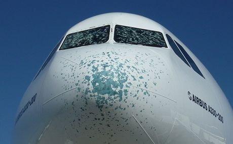 Kroupami poniený Airbus A330 spolenosti Emirates.