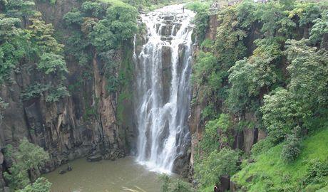 eka ústící ve vodopád Patalpani bývá obas natolik klidná, e se lidé mohou fotit na okraji vodopádu.