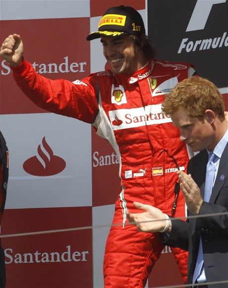 V�t�z Velk� ceny Brit�nie Fernando Alonso. POh�r mu p�edal princ Harry