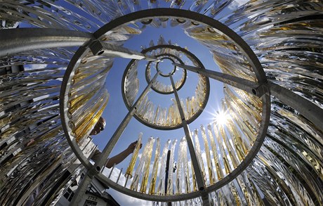 Nádvoří v Harrachově zdobí nová čtyřmetrová skleněná fontána