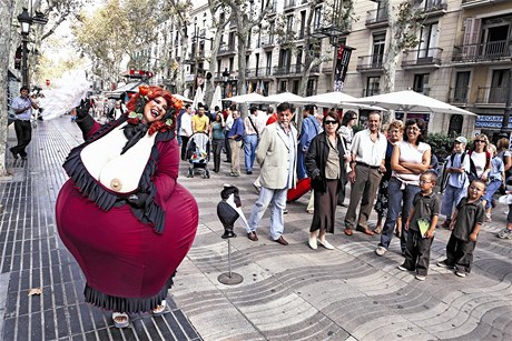 Bulvry Las Ramblas, kter vedou z Plaza de Cataluna k moi, se v turistick sezon zapln poulinmi komedianty. 