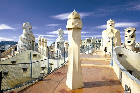 Kroutící se schodit, skulptury a zdobené komíny pipomínající bojovníky v pilbách  to je stení terasa domu Casa Mila, který dostavl geniální Antoni Gaudí v roce 1910.