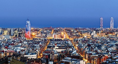 Barcelonsk okurka La Torre Agbar h po setmn barvami. 