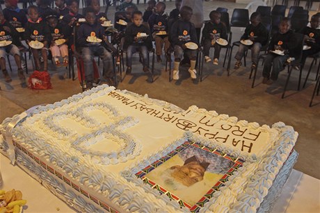 Mandelovy 93. narozeniny oslavily i dti v komunitnm centru v Qunu.