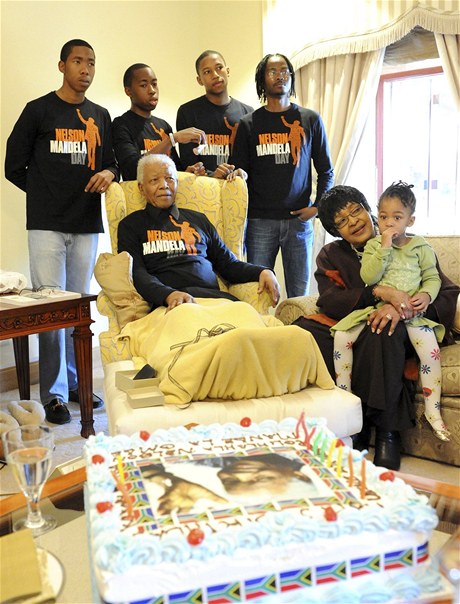 Nelson Mandela oslavil u 93 let, na fotografii je jeho rodina
