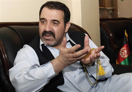 Ahmad Vl Karz bhem rozhovoru s novini v dubnu 2010.