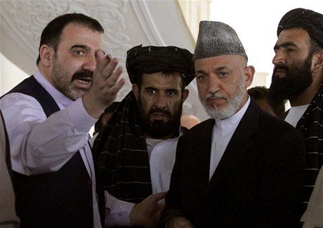 Ahmad Vl Karz (vlevo) a jeho bratr Hamd Karz na setkn v Kandahru v roce 2010. 