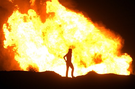 Z distribuního termínálu egyptského plynovodu lehají plameny.