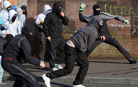 Katolci se v severnm Belfastu stetli s polici. 