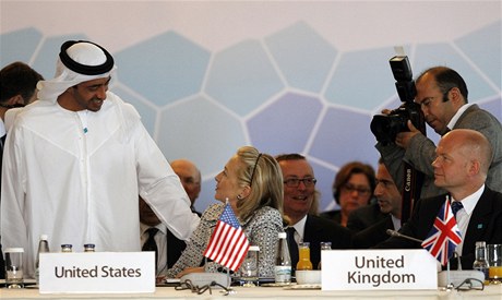 Hillary Clintobnov a ajch Abdallh bin Zajd Nahajn ze Spojench arabskch emirt na summitu o Libyi v Istanbulu. .