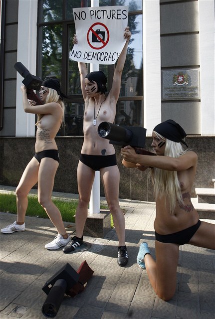 Aktivistky z hnut FEMEN ped gruznskou ambasdou v Kyjev