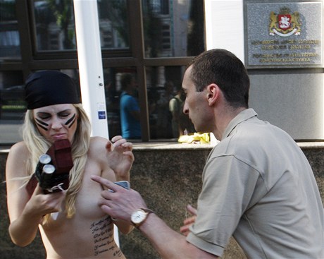 Aktivistky z hnut FEMEN ped gruznskou ambasdou v Kyjev napadl zamstanec velvyslanectv