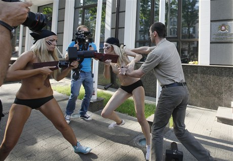 Aktivistky z hnut FEMEN ped gruznskou ambasdou v Kyjev napadl zamstanec velvyslanectv