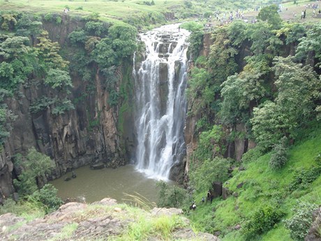 eka ústící ve vodopád Patalpani bývá obas natolik klidná, e se lidé mohou fotit na okraji vodopádu.