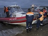 Záchranái stále pátrají po nezvstných osobách z potopeného parníku