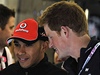 Pilot formule 1 Lewis Hamilton (uprosted) se baví s princem Harrym