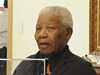 Nelson Mandela oslavil u 93 let, na fotografii mu prezident Jihoafrické republiky Jacob Zuma pedává dar 