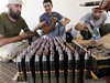 Libyjtí rebelové ped bojem pipravují munici