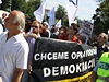 Demonstranti na happeningu odborá v Praze