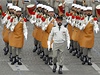 Sapéi francouzské Cizinecké legie v tradiní uniform sdlouhou sekerou, která patila mezi jejich hlavní výzbroj. 