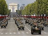 Lehká obrnná vozidla projídjí Champs-Elysées