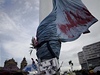 Tryzna za písnikáe. Guatemalská vlajka potísnná umlou krví na námstí Guatemala City na poest zasteleného hudebníka.