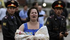 Zachrán�ná z potopeného parníku. �ena hledá své p�átele a rodinu