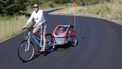 Kolo s vozíkem nesmí na silnici ani cyklostezku, tvrdí expert