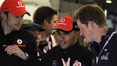 Pilot formule 1 Lewis Hamilton (uprost�ed) se baví s princem Harrym