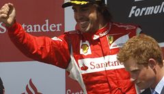 Vít�z Velké ceny Británie Fernando Alonso. POhár mu p�edal princ Harry