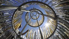 Nádvo�í v Harrachov� zdobí nová �ty�metrová sklen�ná fontána