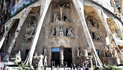 Tato �ást chrámu Sagrada Familia byla dostav�na a� po Gaudího smrti podle jeho plán�. Autorem soch je Josep Maria Subirachs.